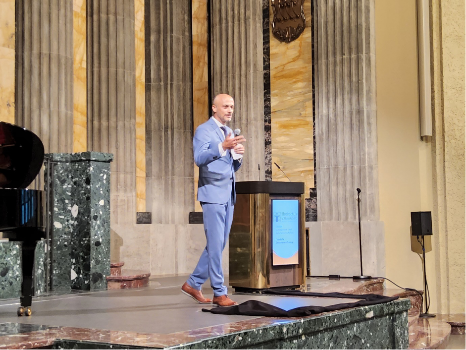 Falk Maiwald, Dekan der Fakultät auf der Bühne