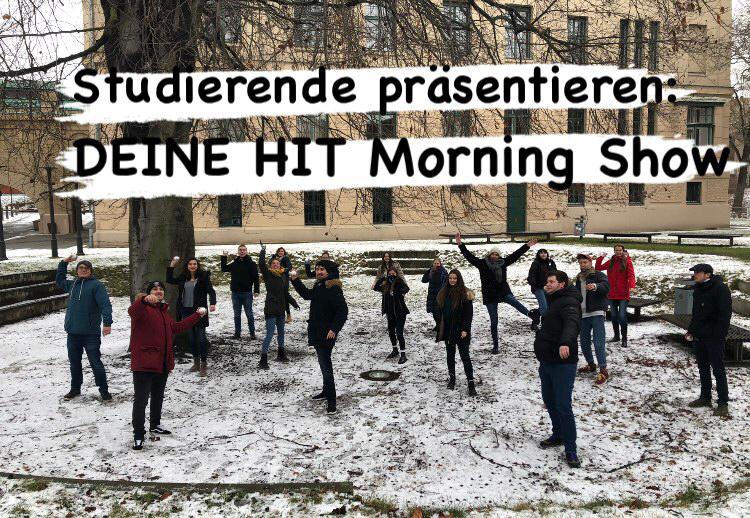 Eine Gruppe Studierende auf dem Campus.
