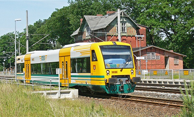 ODEG-Zug auf ländlichem Bahnhof