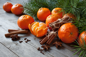 Mandarinen weihnachtlich dekoriert