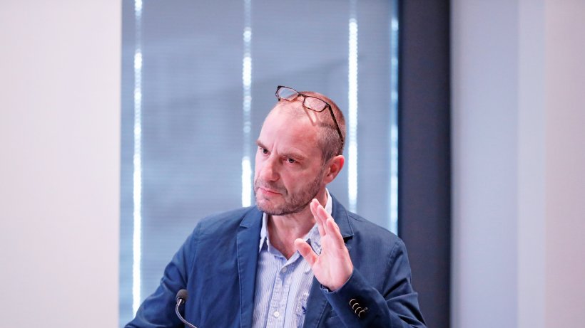 R. Kollmorgen spricht in ein Mikrofon