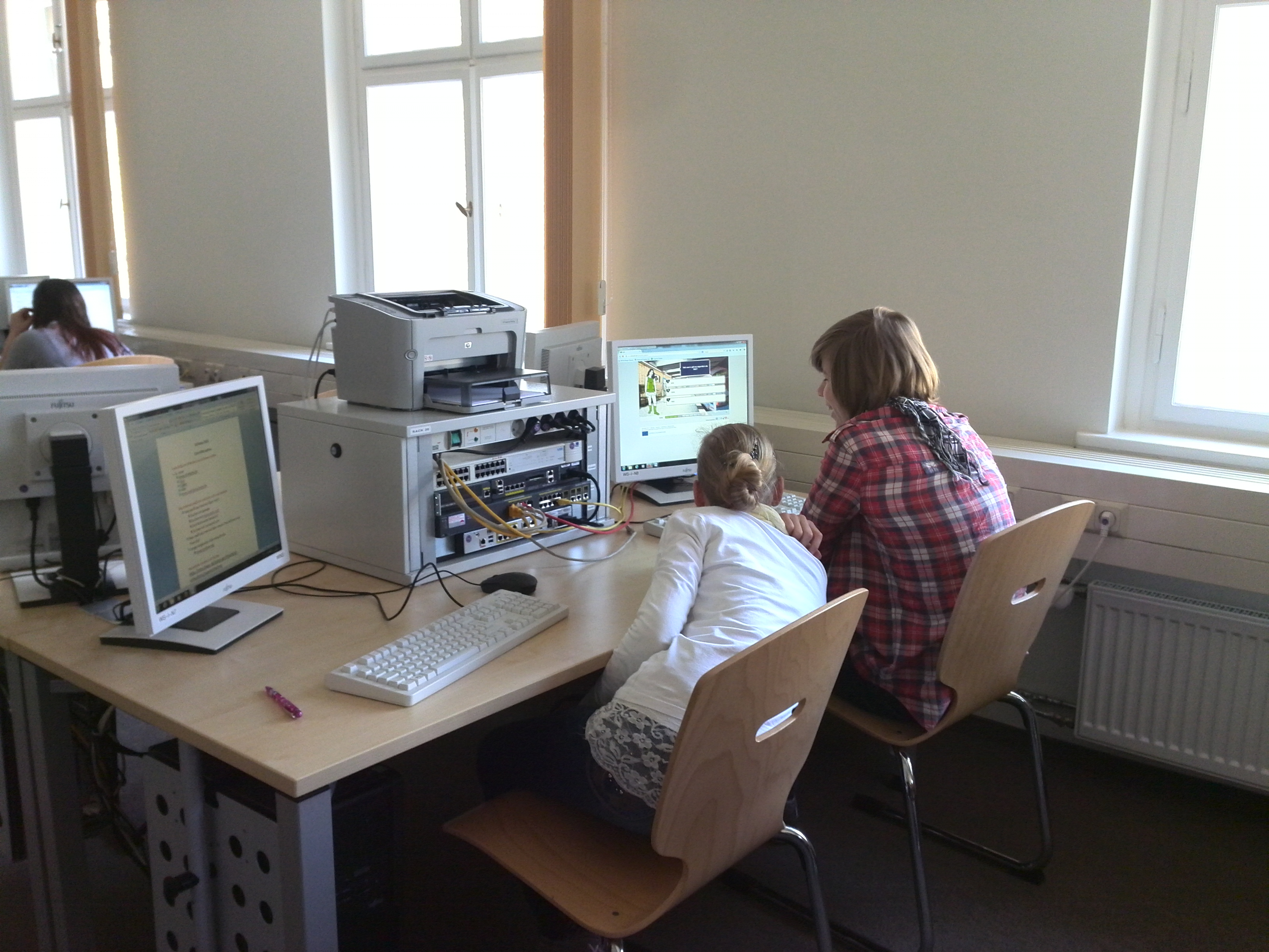 Mädchen am Girlsday im Netzlabor der Informatik