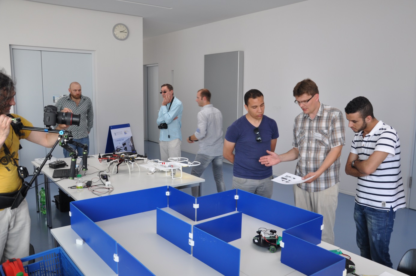 Bild 4: Omni-Bot-Roboter tasten sich durch einen Parkour