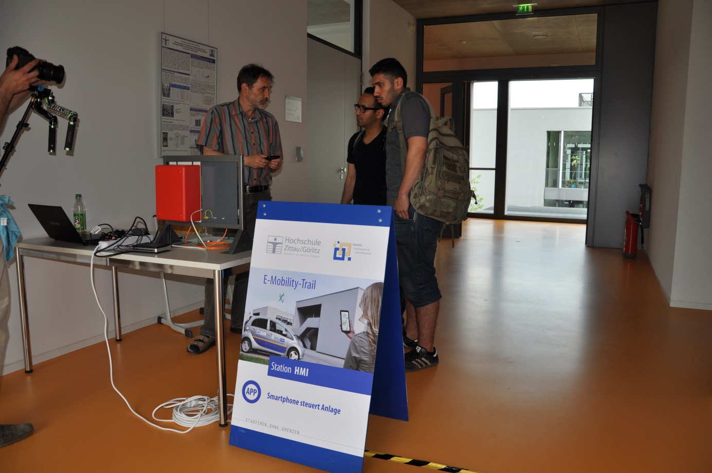 Bild 8: Smartphone zur Steuerung einer Industrieanlage