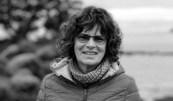 Julia Renger in natürlicher Umgebung lächelt in die Kamera.