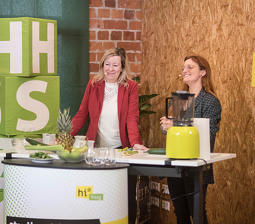 Moderatorin und Prorektorin im Studio