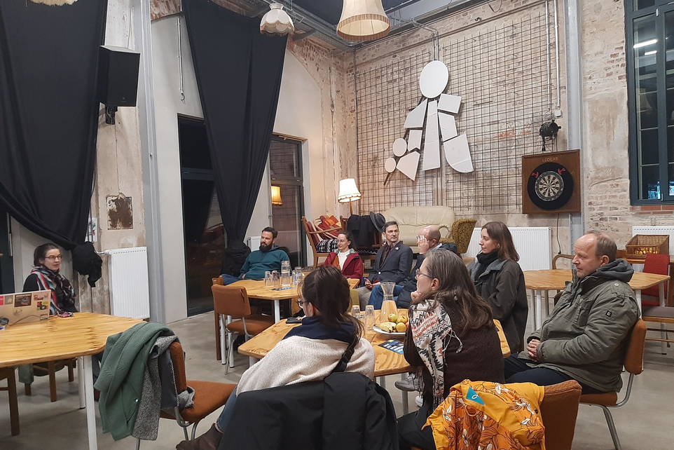 Menschen im Austausch in der Rabryka