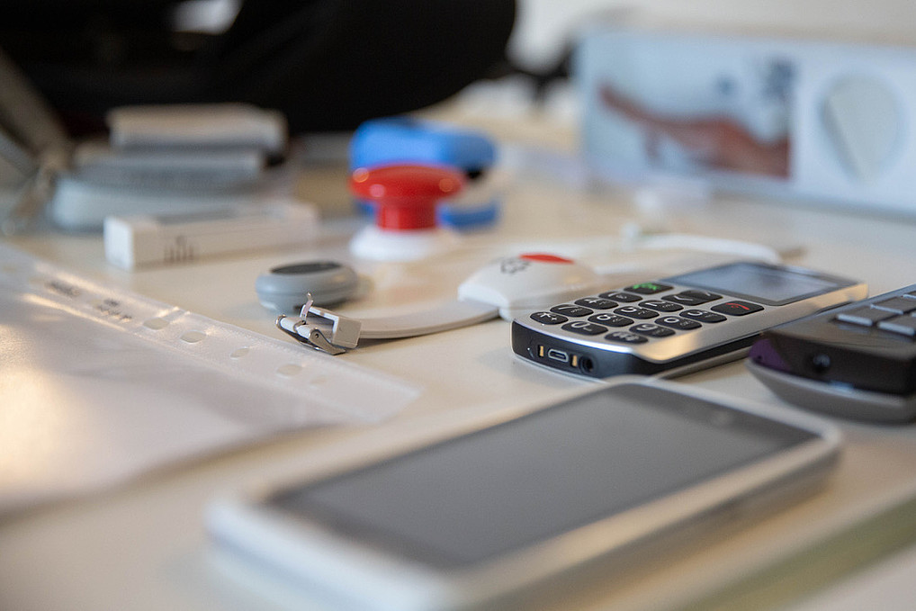 mobile Hilfsgeräte liegen auf Tisch