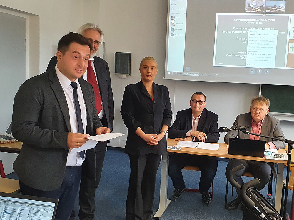 Bild mit 5 Personen in einem Raum