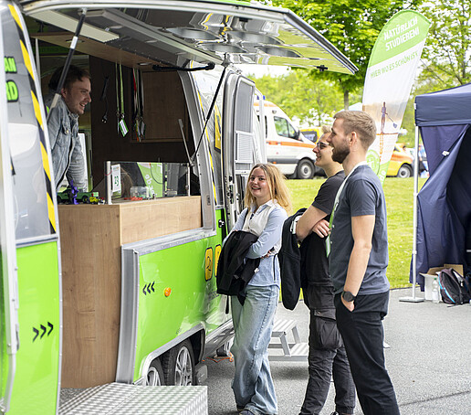 Besucher vor dem Airstream-Anhänger.