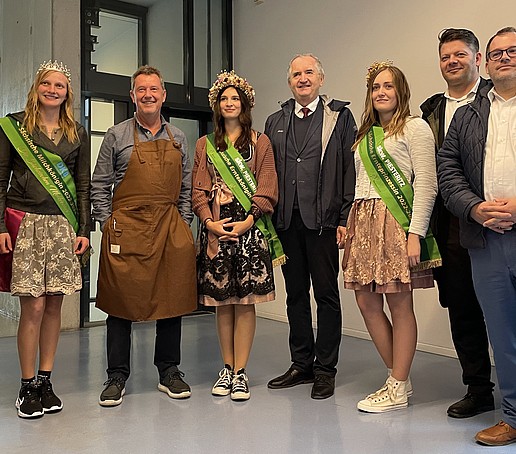 Gruppe besichtigt Campus