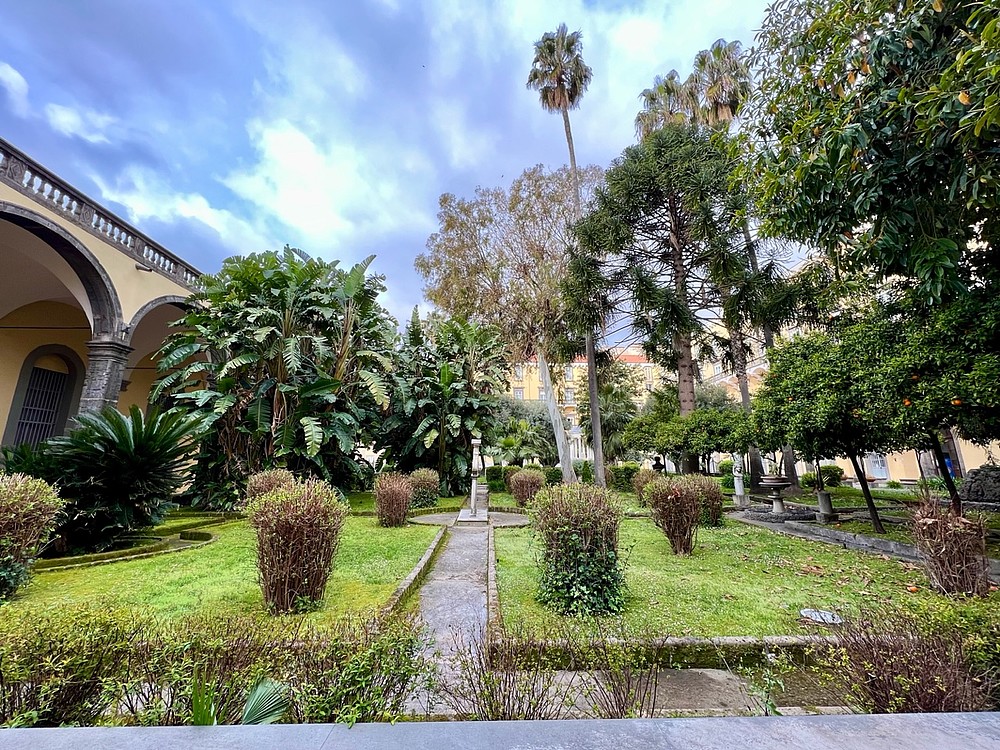 Blick in den Innenhof des politikwissenschaftlichen Instituts der Universität Neapel, Federico II