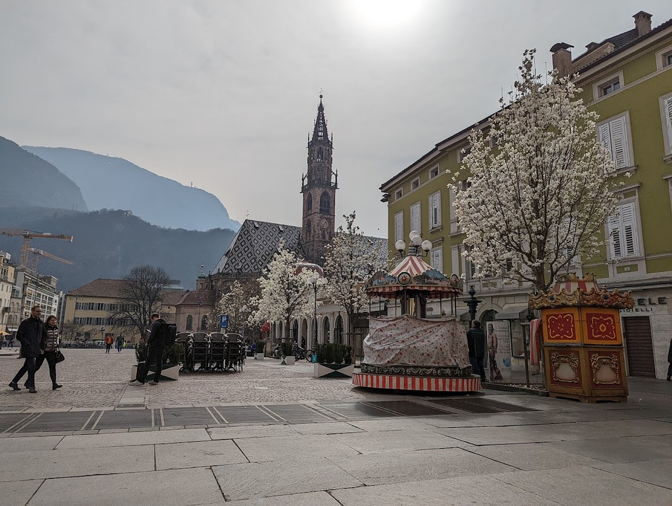 Marktplatz von Bozen mit einer Kirche im Hintergrund