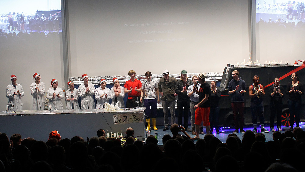 Die Chemie-Schauvorlesung am 14.12. der Fakultät Natur- und Umweltwissenschaften begeisterte die Massen