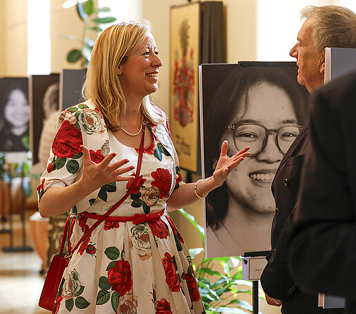 Die Prorektorin spricht mit einem Gast der Veranstaltung.