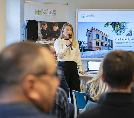 Kristin Groß mit Mikrofon vor Publikum