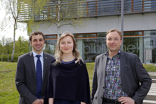 Vor der Bibliothek in Zittau Fördervereinspreisträgerin Laura Gusowski mit Herrn Prof. Dr. Schütte (Links) und Herrn Prof. Dr. Kroschel (Rechts).