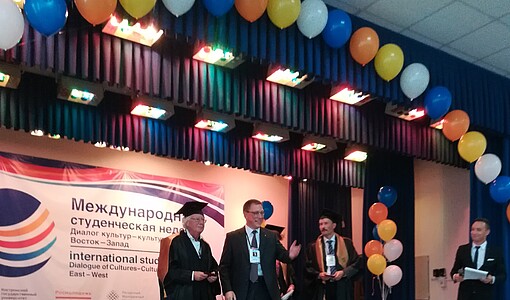 Verleihung der Ehren-Professoren-Würde an Klaus Werner (links) und Frank Schneider (rechts) durch den Rektor der KGU, Prof. Dr. Alexander Naumov (Mitte). Verleihung der Ehren-Professoren-Würde an Klaus Werner (links) und Frank Schneider (rechts) durch den Rektor der KGU, Prof. Dr. Alexander Naumov (Mitte).