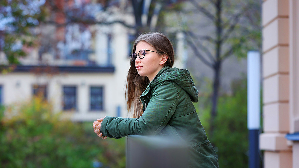 Emilia studiert dual Elektrische Energiesysteme an der HSZG und ist hier im Profil zu sehen.