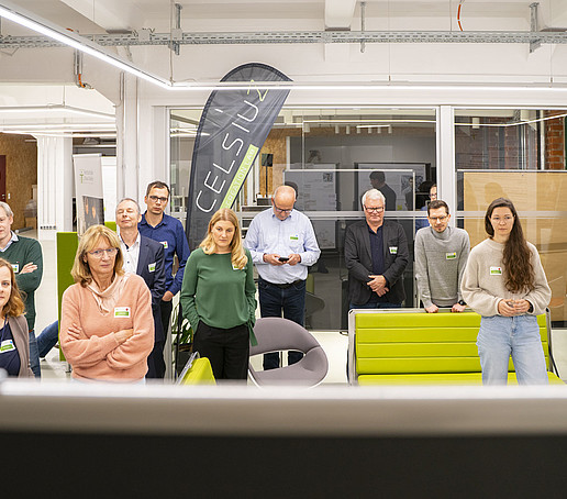 Teilnehmende schauen in eine Richtung auf ein Whiteboard.