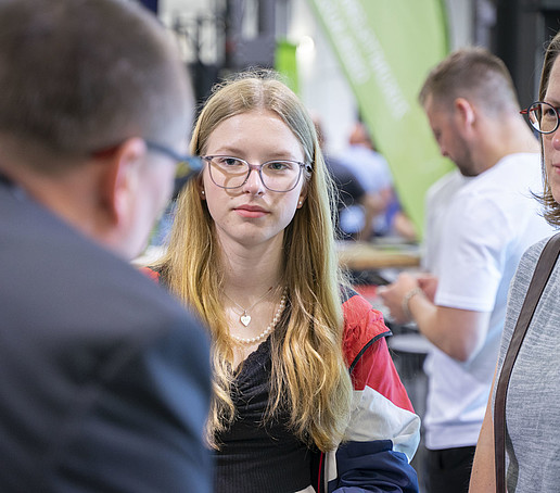 Besucherinnen informieren sich bei Prof. Knoll.