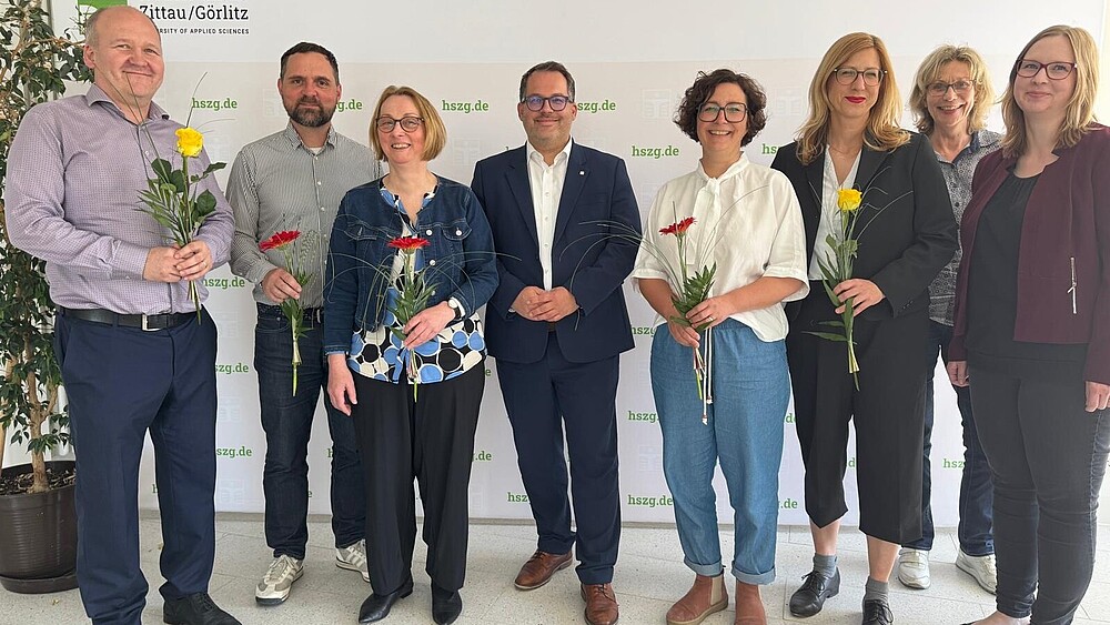 Mitglieder der Personalentwicklungskommission sitzen an Konferenztischen im Senatssaal der HSZG und besprechen sich.