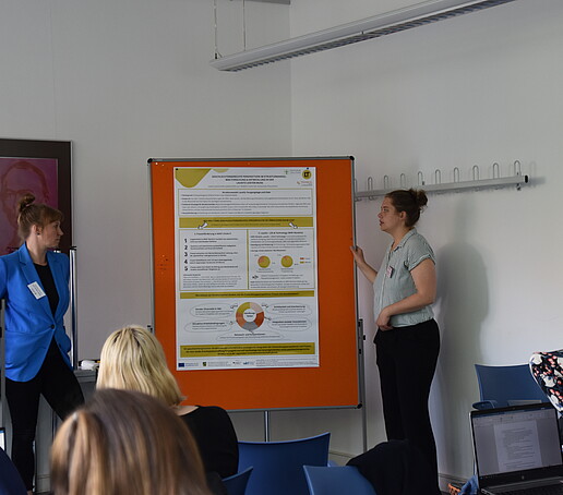 2 Rednerinnen vor einer Pinnwand