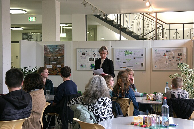 Frau Prof. Mackowiak spricht vor den Schülerinnen und Schülern.