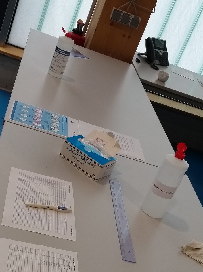 Eingangsbereich mit Hygienestandards, Desinfektionsmittel, Gesichtsmasken, Regeln