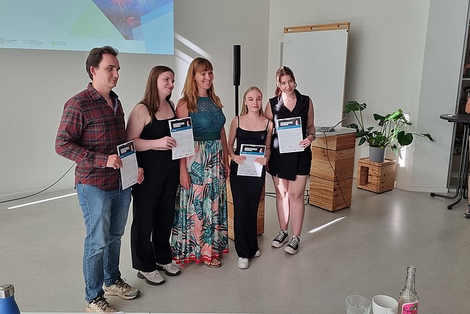 fünf Studierende mit Urkunde