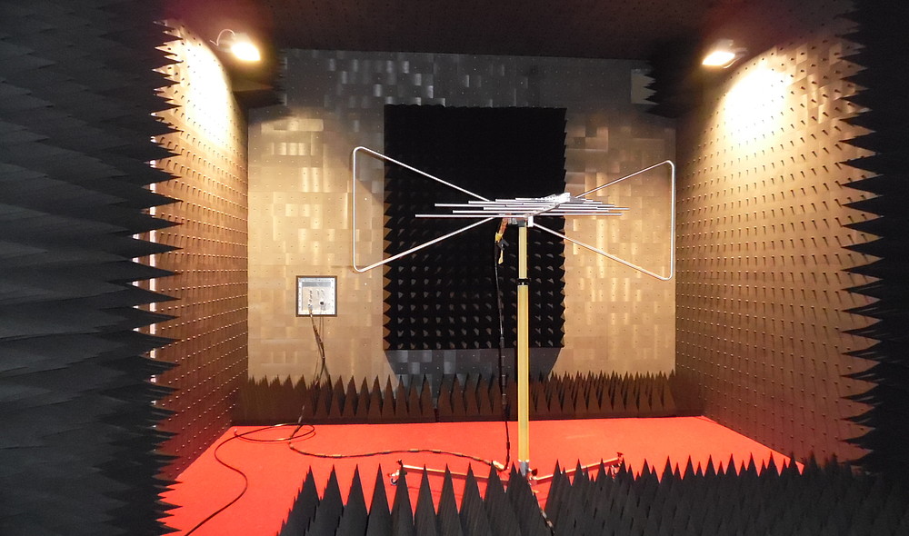 Bei der Einrichtung und Ausstattung der Meßplätze wurde auf die Einhaltung aktuell geltender internationaler Normen geachtet.