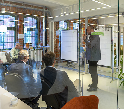 Teilnehmende einer Workshop-Gruppe im Gespräch.