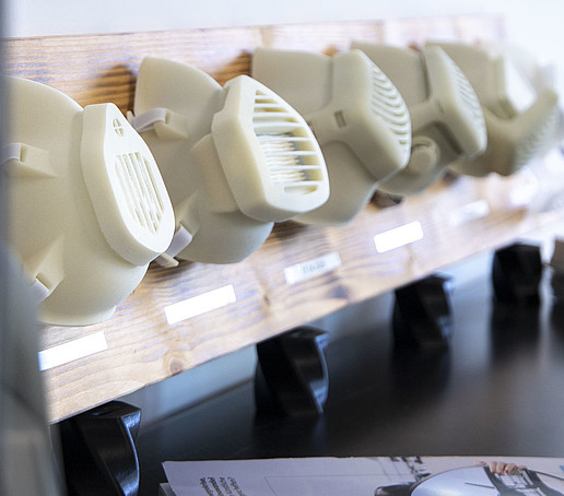 Ein Exponat bestehend aus verschiedenen Kunststoffmasken