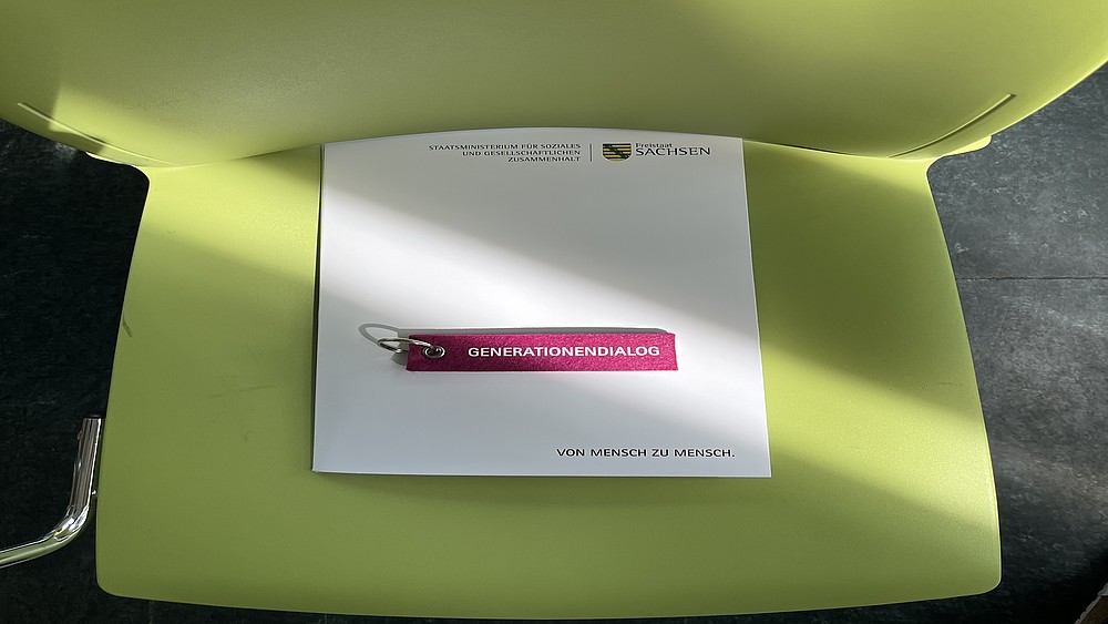 Stuhl mit Veranstaltungsmappe