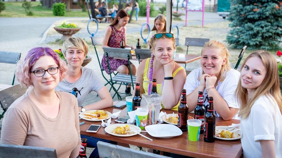 Russische Studentinnen beim Mittagessen