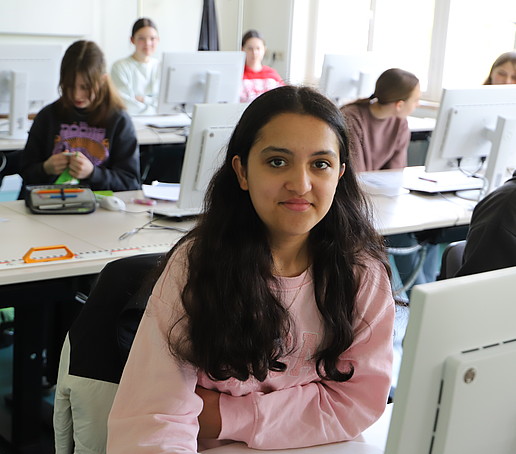 Eine Schülerin mit schwarzen Haar sitzt am Rechner im CAD-Labor.