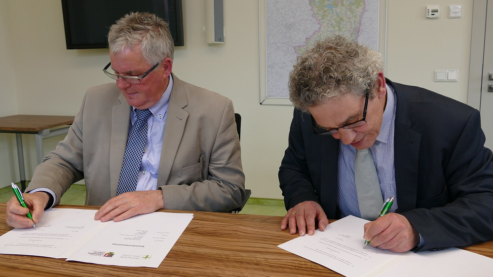 Landrat Bernd Lange (l.) und der Rektor der Hochschule Professor Friedrich Albrecht (r.)