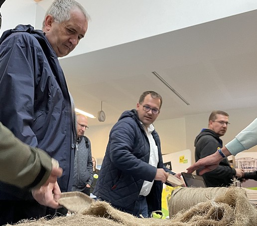 Gruppe besichtigt Campus