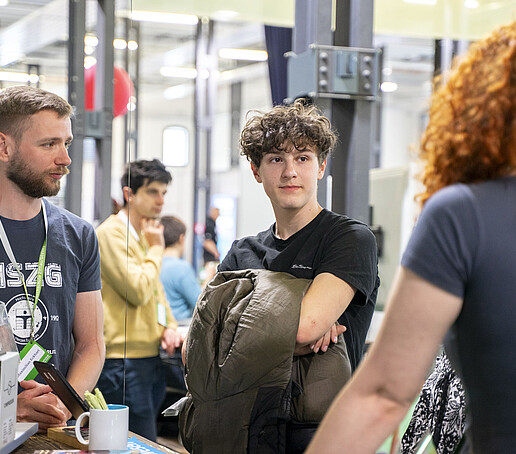 Ein Schüler informiert sich am Stand der Fakultät Maschinenwesen.