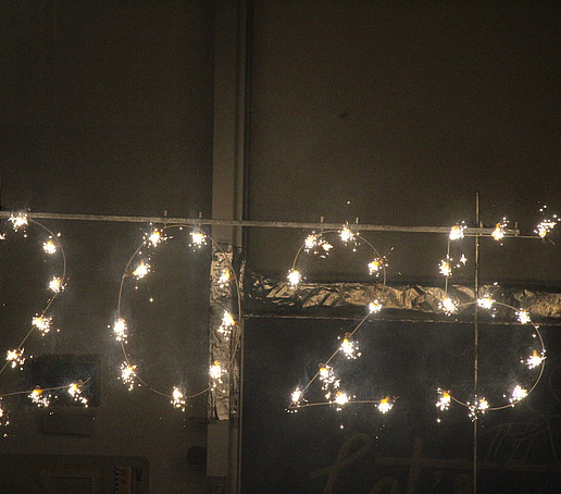 Ein Feuerwerk aus der Zahl 2025 leuchtet im Dunkeln.