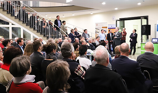 Vertreter der Fachbereiche Energie- und Elektrotechnik an der Hochschule berichteten über aktuelle Forschungsstände. Vertreter der Fachbereiche Energie- und Elektrotechnik an der Hochschule berichteten über aktuelle Forschungsstände.