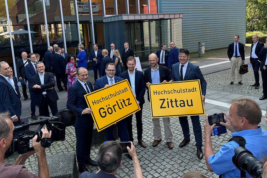 v.l.n.r.: Oberbürgermeister Octavian Ursu, Rektor Prof. Dr. Alexander Kratzsch, Ministerpräsident Michael Kretschmer, Landrat Stephan Meyer, Oberbürgermeister Thomas Zenker