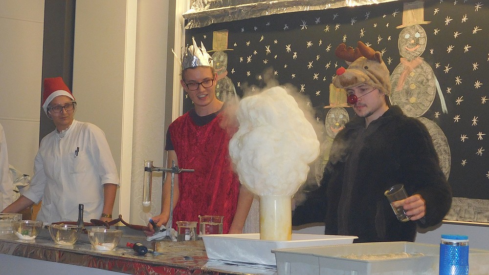 Die Fachgruppe Chemie begeisterte mit der weihnachtlichen Geschichte von Rudolph dem Rentier