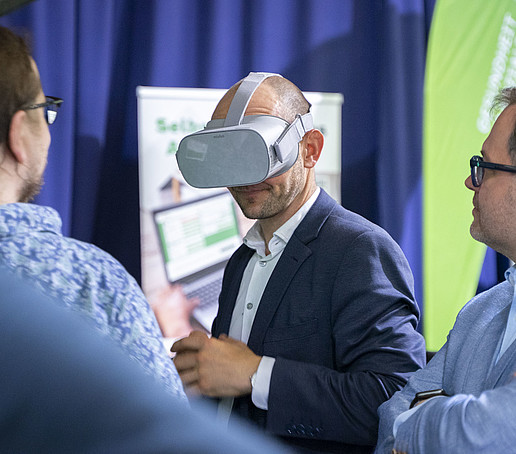 Landrat mit VR-Brille.