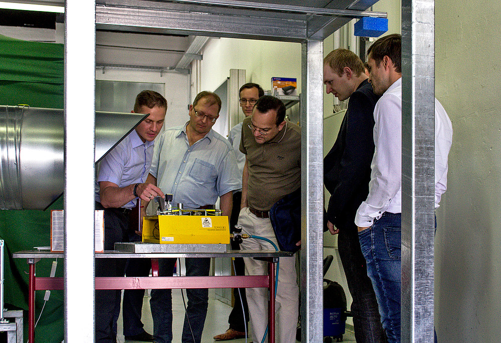 Erklärung der Funktionsweise des Partikelgenerators vor der Versuchsanlage