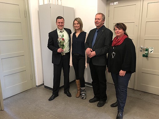 Sebastian Schmidt nach der Verteidigung zusammen mit seiner Frau und seinen Eltern Sebastian Schmidt nach der Verteidigung zusammen mit seiner Frau und seinen Eltern