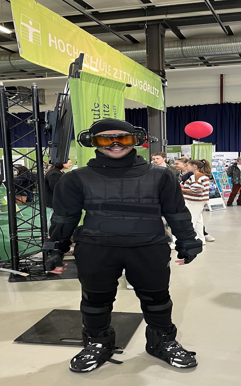 Junger Mann im Alterssimulationsanzug