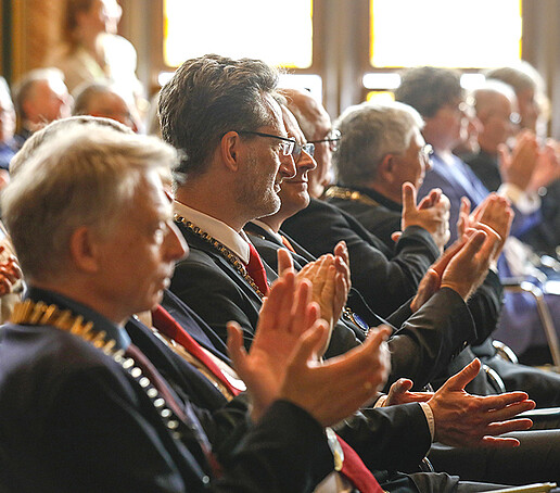 Im Publikum sitzen Rektoren und applaudieren.