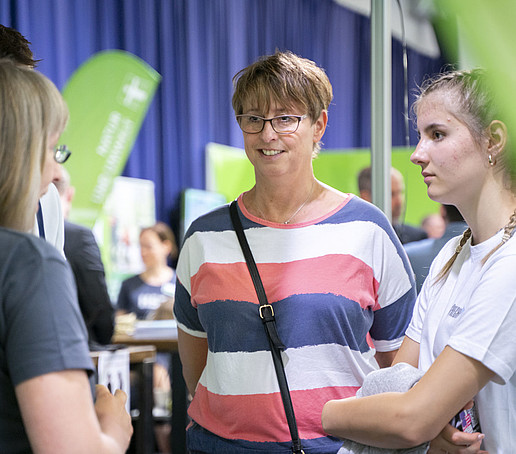 Besucherinnen lassen sich beraten.