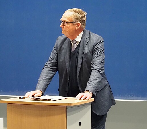 Generalstaatsanwalt des Freistaats Sachsen, Herrn Martin Uebele, am Rednerpult.